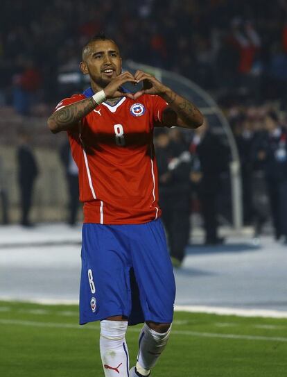 Arturo Vidal festeja el primer gol del partido contra Ecuador en la Copa América 2015. El jugador del Juventus provocó un penalti que él mismo trasformó. En la celebración demostró que está enamorado.