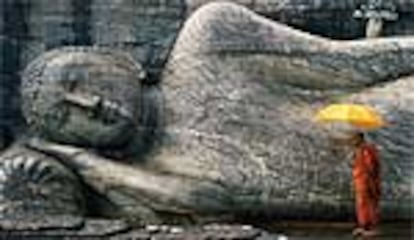 Las estatuas gigantes de Buda se repiten en varios países de Asia, como Tailandia, China, Japón y Ceilán (en la fotografía, el célebre Buda yacente de Polonnaruwa, la antigua capital de esta isla del Índico).