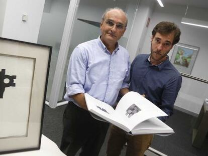 Ignacio Chillida (izquierda) y Alberto Cobo, autores del 'Eduardo Chillida (1948-1973). Catálogo razonado de escultura'' muestra un ejemplar de la obra.