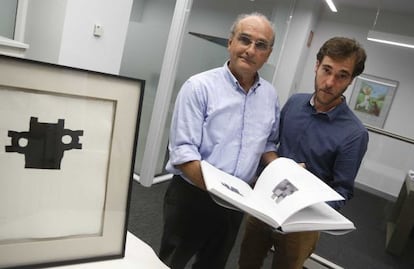 Ignacio Chillida (izquierda) y Alberto Cobo, autores del 'Eduardo Chillida (1948-1973). Catálogo razonado de escultura'' muestra un ejemplar de la obra.