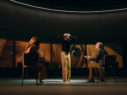 Escena de la obra 'Los gestos', los actores Fenanda Ordazi , Nacho Sánchez y Emilio Tomé en la imagen. CDN. Fotografía: LUZ SORIA