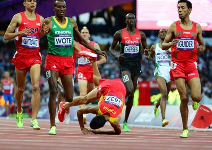 El español Diego Ruíz se cae durante la carrera de 1.500 metros.