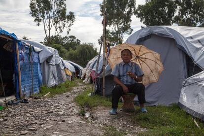 Un desplazado por el terremoto de Nepal posa frente a su refugio temporal el pasado 13 de Agosto en Katmandú.
