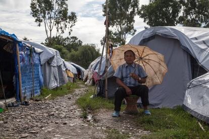 Un desplazado por el terremoto de Nepal posa frente a su refugio temporal el pasado 13 de Agosto en Katmand&uacute;.  