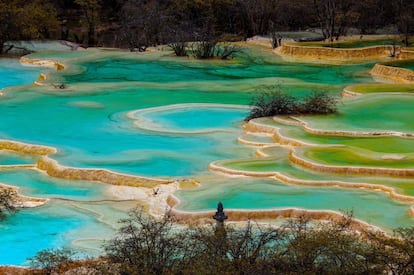 El valle de Jiuzhaigou, literalmente el valle de los siete pueblos, en la provincia china de Sichuan, se sitúa en las montañas de Min, en el borde de la meseta del Tíbet. Ha sido declarado patrimonio mundial por la Unesco y reserva de la Biosfera, entre otras razones por la belleza de sus cascadas de múltiples niveles y sus lagos de color azul, turquesa y verde.