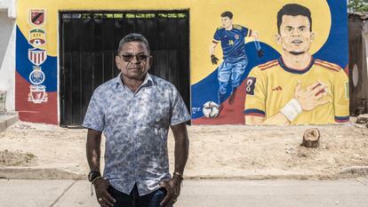 Mural hecho en la fachada de la casa el abuelo paterno de Luis Díaz. En la foto el padre de Lucho: Luis Manuel Díaz, o el Mane. Barrancas, 11 de abril de 2022.