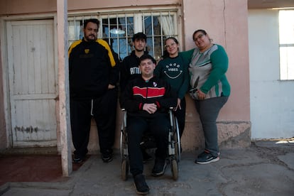 Facundo con sus hermanos y su madre a las afueras de su casa en Mendoza.