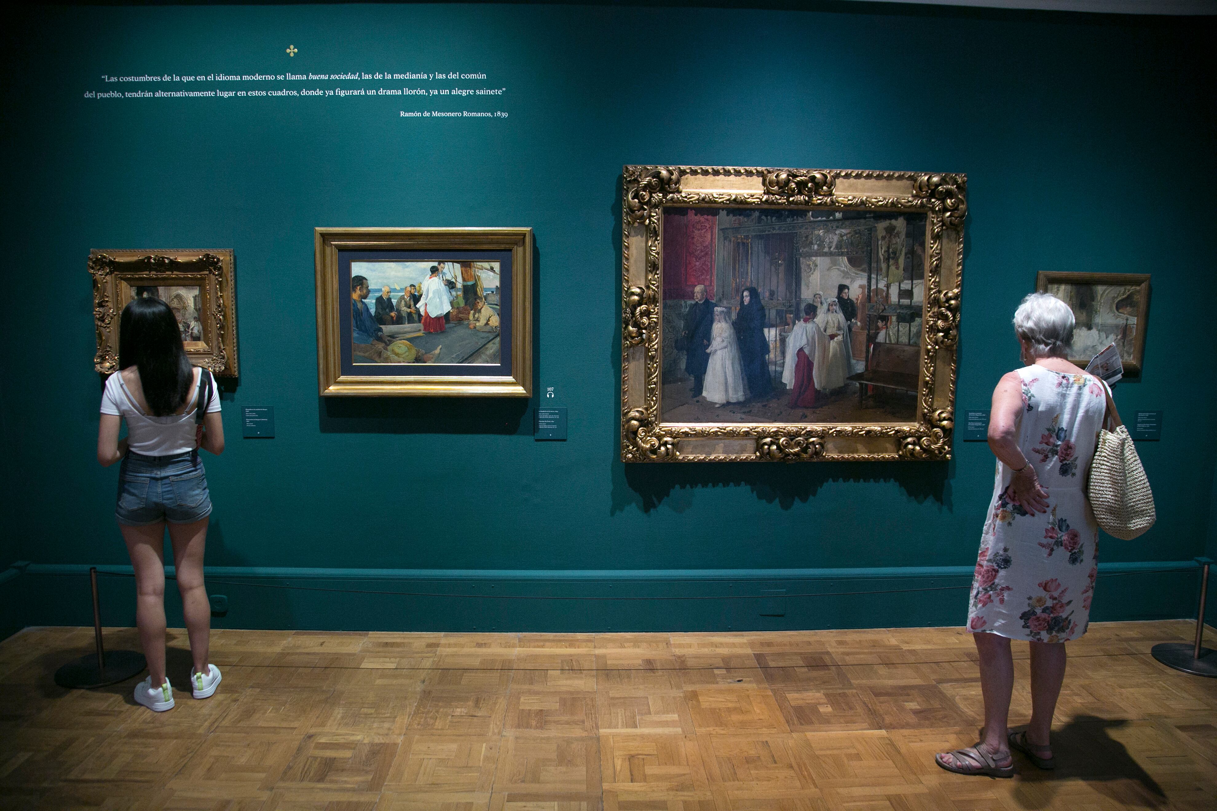 Unos visitantes del el Museo Sorolla (Madrid) contemplan la exposición temporal 'Sorolla. Tormento y devoción'.