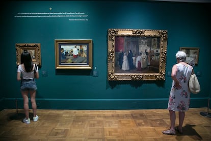 Unos visitantes del el Museo Sorolla (Madrid) contemplan la exposición temporal 'Sorolla. Tormento y devoción'.