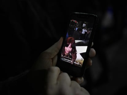 Una persona mira el video del intento de magnicidio contra Cristina Fernández de Kirchner en su móvil, afuera de la residencia de la vicepresidenta, este jueves.