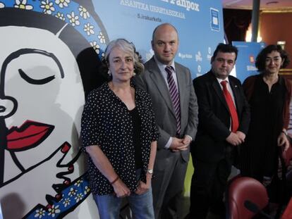 Urretabizkaia, en primer término, junto a responsables de Ipar Kutxa, el Ayuntamiento de Bilbao y el propio 'euskaltegi' organizador del acto.