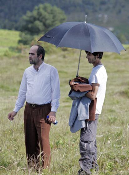 Luis Tosar, a la izquierda, durante el rodaje del documental en la Serra da Groba (Tomiño).