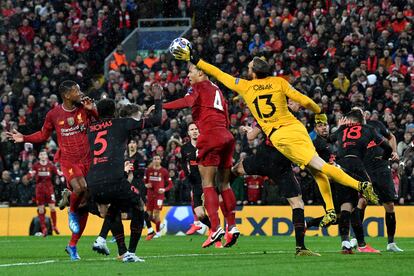 Oblak despeja por encima de Van Dijk.