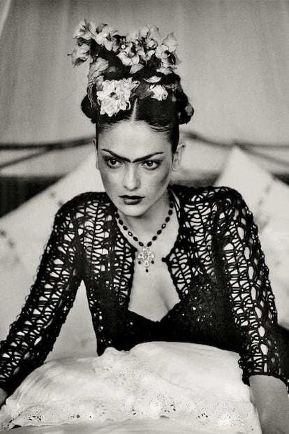 La modelo española Laura Ponte reencarnando a Frida Kahlo y sen una editorial de moda de la revista L’Officiel.