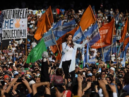 Cristina Kirchner em comício eleitoral no estádio do Racing.