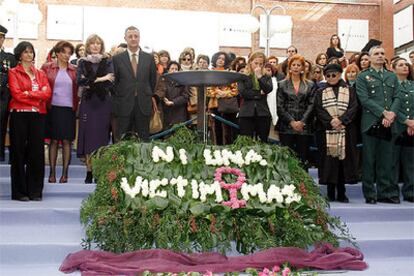 Ofrenda de una rosa violeta por cada una de las 56 mujeres muertas durante 2005 a manos de sus parejas.