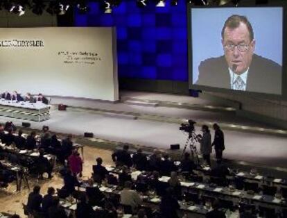 El presidente de DaimlerChrysler, Jürgen Schrempp, en el acto de ayer en Stuttgart.