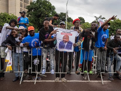 Seguidores del presidente de la República Democrática del Congo, Félix Tshisekedi, celebran el anuncio de su victoria electoral, este domingo en Kinshasa.