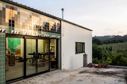 La casa-estudio, recubierta de azulejo como homenaje a la tradición portuguesa.