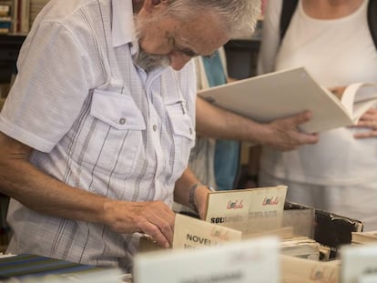 Una de las casetas de La Fira del Llibre d&#039;Ocasi&oacute; i Modern en el Paseo de Gr&agrave;cia de Barcelona.