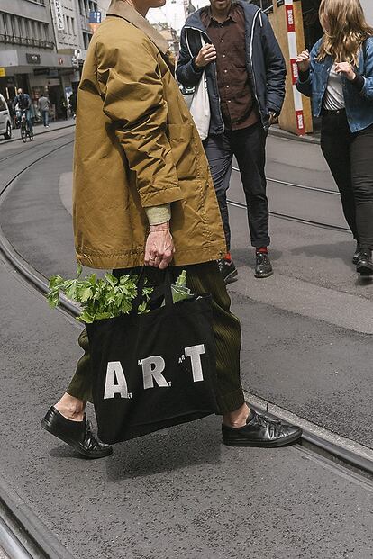 Bolsas y accesorios juegan con la gráfica original de Art Basel. 