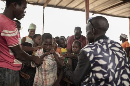 Un niño, desplazado por el conflicto en Burkina Faso, que en la actualidad reside en un instituto de la localidad de Barsalogho tras huir de su pueblo junto a su familia es vacunado contra la meningitis y el sarampión, en prevención de posibles epidemias dentro de una campaña gubernamental.