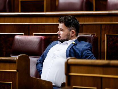 El portavoz de ERC, Gabriel Rufián, ayer, en su escaño durante la sesión del Congreso