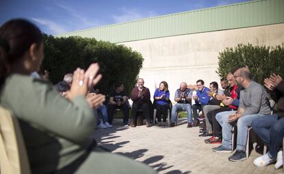Sesión de mindfulness en la cárcel de Huelva, este miércoles.