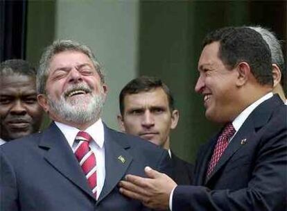 Los presidentes de Brasil y de Venezuela, Lula da Silva y Hugo Chávez, conversan distendidos en una cumbre, en Caracas, en 2003.