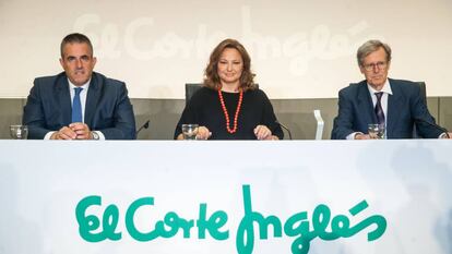 Jesús Nuño de la Rosa, consejero delegado de El Corte Inglés, Marta Álvarez (presidenta no ejecutiva) y Antonio Hernández Gil (secretario del consejo)