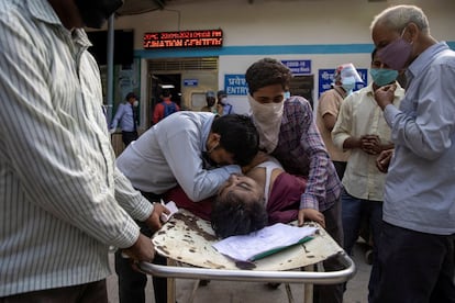 Varios familiares lloran ante el cuerpo de Shayam Narayan tras fallecer por covid en el hospital Guru Teg Bahadur, este sábado.