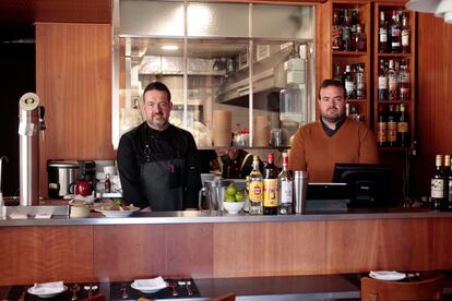 Los hermanos Gil, en la barra del Restaurante Chifa.