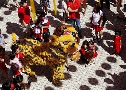 Madre e hija disfrutan de la danza del león durante las celebraciones del Año Nuevo chino en un templo en Kuala Lumpur (Malasia), el 8 de febrero de 2016.