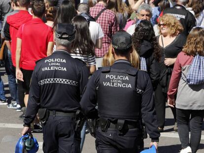 Dos agentes de la policía local de Valencia, de patrulla. 