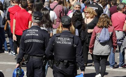 Dos agentes de la policía local de Valencia, de patrulla. 
