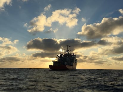 O navio Carrasco no meio da noite oceânica. Utiliza ecossondas para investigar o fundo do mar e possui a bordo um laboratório de oceanografia e geologia marinha.