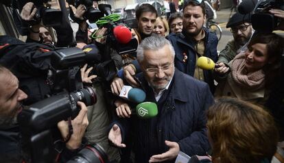 El exconcejal de Valencia y diputado del PP en las Cortes, Miquel Dom&iacute;nguez, a su llegada hoy a la comandancia.