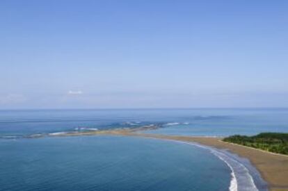 Vista aérea de Punta Uvita, una lengua de tierra con forma de aleta de ballena, en el parque natural Marino Botella (Costa Rica).