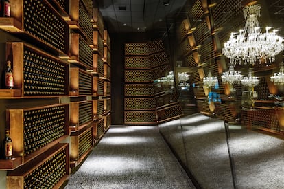 Botellero en el Salón de Cristal de la bodega, con sede en Cenicero (La Rioja)