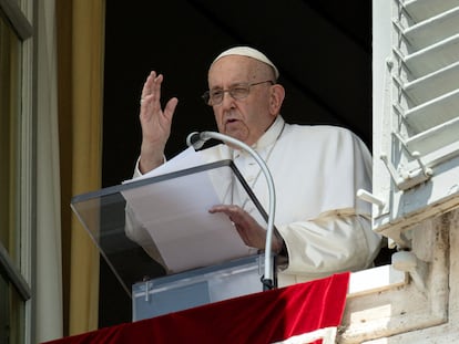 El Papa Francisco dirige la oración del 'Ángelus' desde su ventana, en el Vaticano, este domingo.