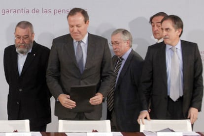 Cándido Méndez, Jesús Terciado, Ignacio Fernández Toxo, Juan Rosell y Valeriano Gómez, en el Palacio de La Moncloa.