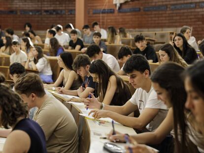 Estudiantes realizando el examen de Selectividad en la Facultad de Biología de la Universidad de Barcelona, el año pasado.