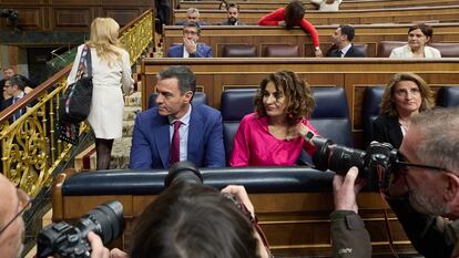 El presidente del Gobierno, Pedro Sánchez, junto a la ministra de Hacienda, María Jesús Montero y la ministra para la Transición Ecológica, Teresa Ribera, el miércoles.