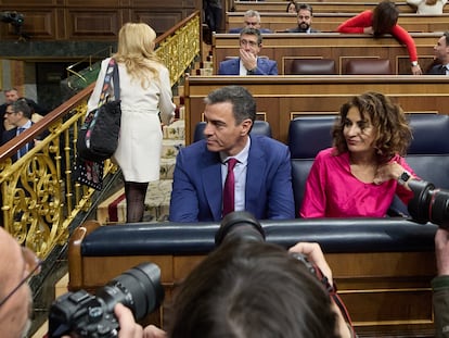 Pedro Sánchez, antes de la sesión de control en el Congreso del 24 de abril con María Jesús Montero y Teresa Ribera.