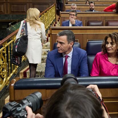 Pedro Sánchez, antes de la sesión de control en el Congreso del 24 de abril con María Jesús Montero y Teresa Ribera.