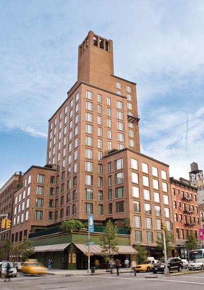 Aunque inaugurado en 2007, este hotel de lujo conecta con el pasado bohemio del Bowery, barrio de Manhattan (Nueva York) donde despuntó el punk de Los Ramones.