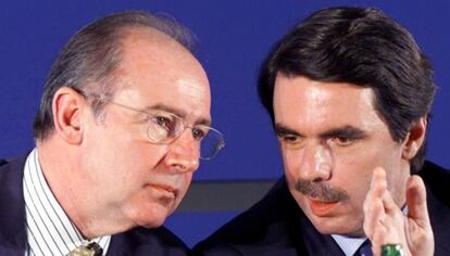 José María Aznar conversa con Rodrigo Rato en los últimos días de la campaña electoral de 2004.