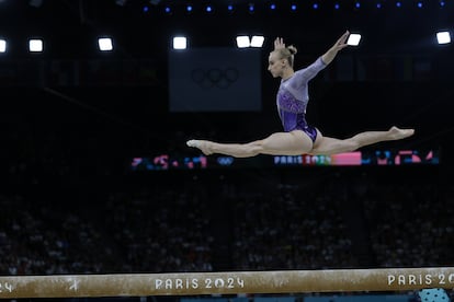 Alice D’Amato, de Italia, realiza el ejercicio que le valió para ser oro olímpico en la viga de equilibrios.