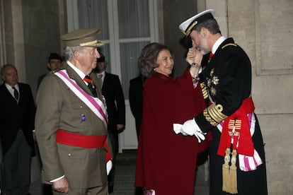 Don Felipe besa la mano de su madre, la reina Sofía, en presencia de don Juan Carlos, a su llegada al palacio Real de Madrid en la celebración de la Pascua Militar el 6 de enero de 2018.