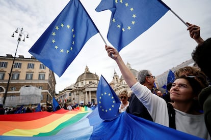 Banderas de Europa son ondeadas por los manifestantes durante la protesta en la Piazza del Popolo de Roma.